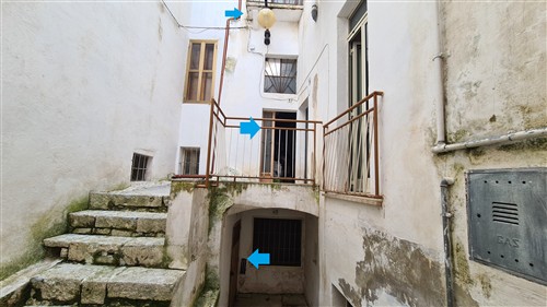 Indipendente, Parzialmente Ristrutturato, con Locale